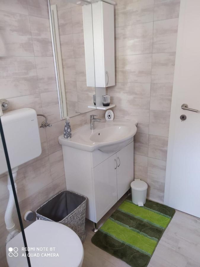 Apartmani Ana Vir Exterior foto